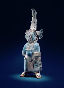 Sacerdote em vestes cerimoniais, Ilha de Jaina (argila e tinta)